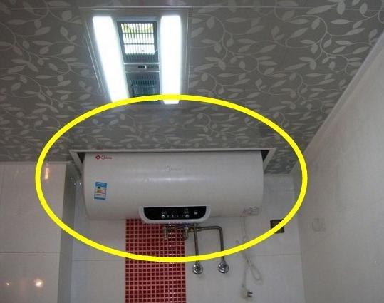 衛(wèi)生間裝吊頂，再裝電熱水器太壓抑了？學學這方法，美觀還省空間