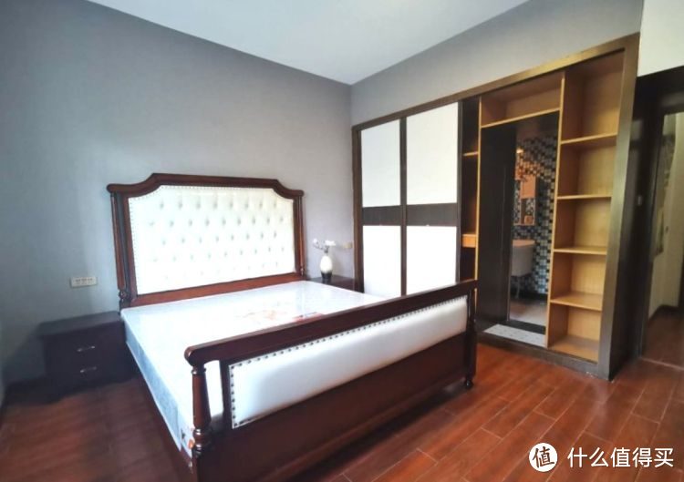 136㎡錯(cuò)層大四房，優(yōu)雅的新中式裝修，衣柜里面裝廁所，誰見過？