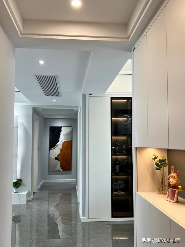 新房裝修完工，全屋定制柜子很喜歡，懸空電視墻顯得很大氣