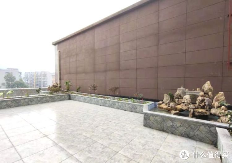 擠破頭買(mǎi)了這套100㎡小三房，送超大平臺(tái)花園，比房子大了一倍